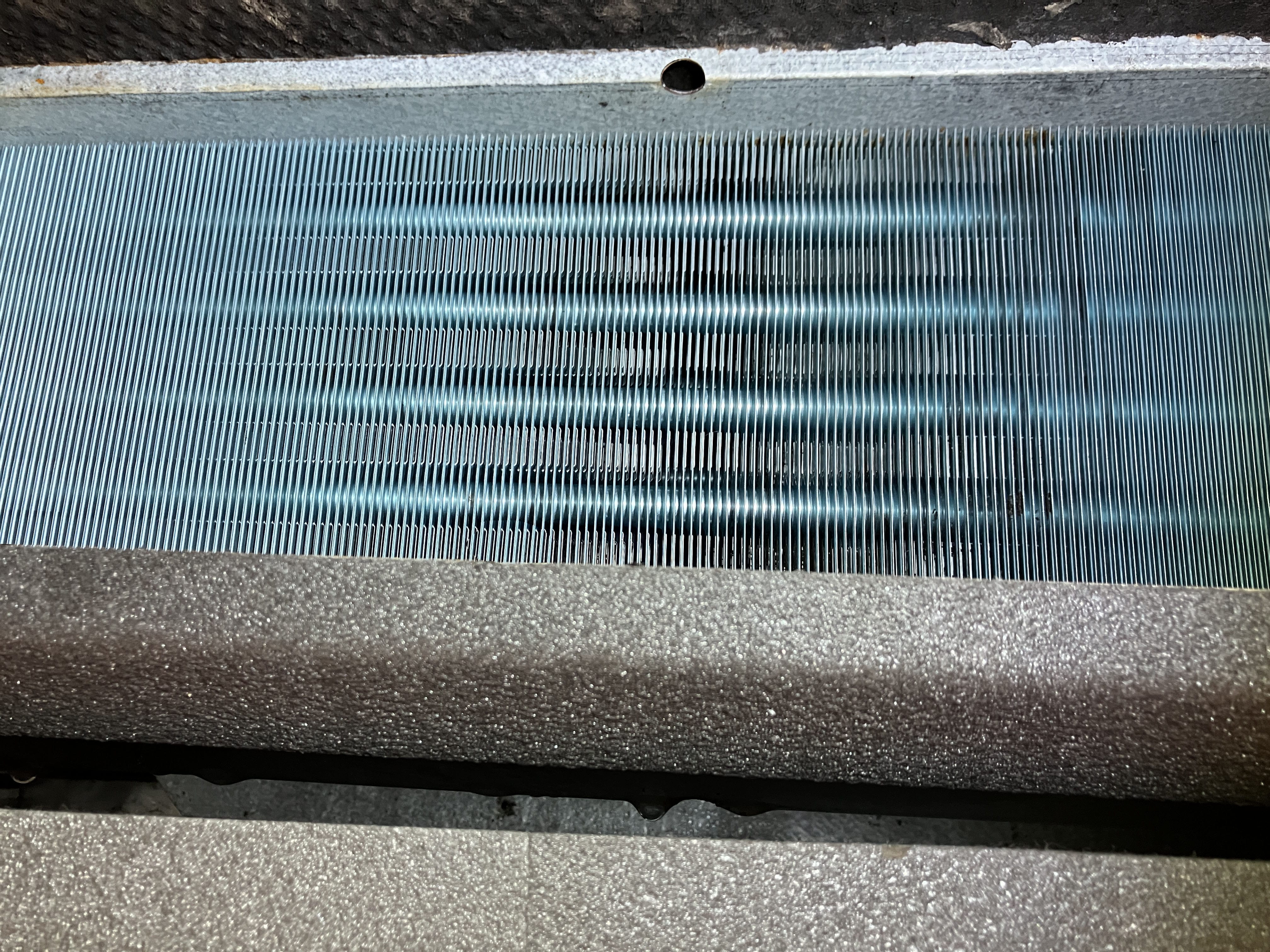 客室内エアコンフィルター洗浄後の写真