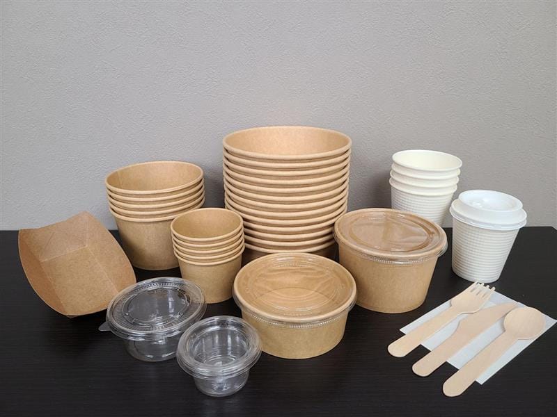 ホテルの朝食で使用されている様々な形のエコ素材で作られた容器一式